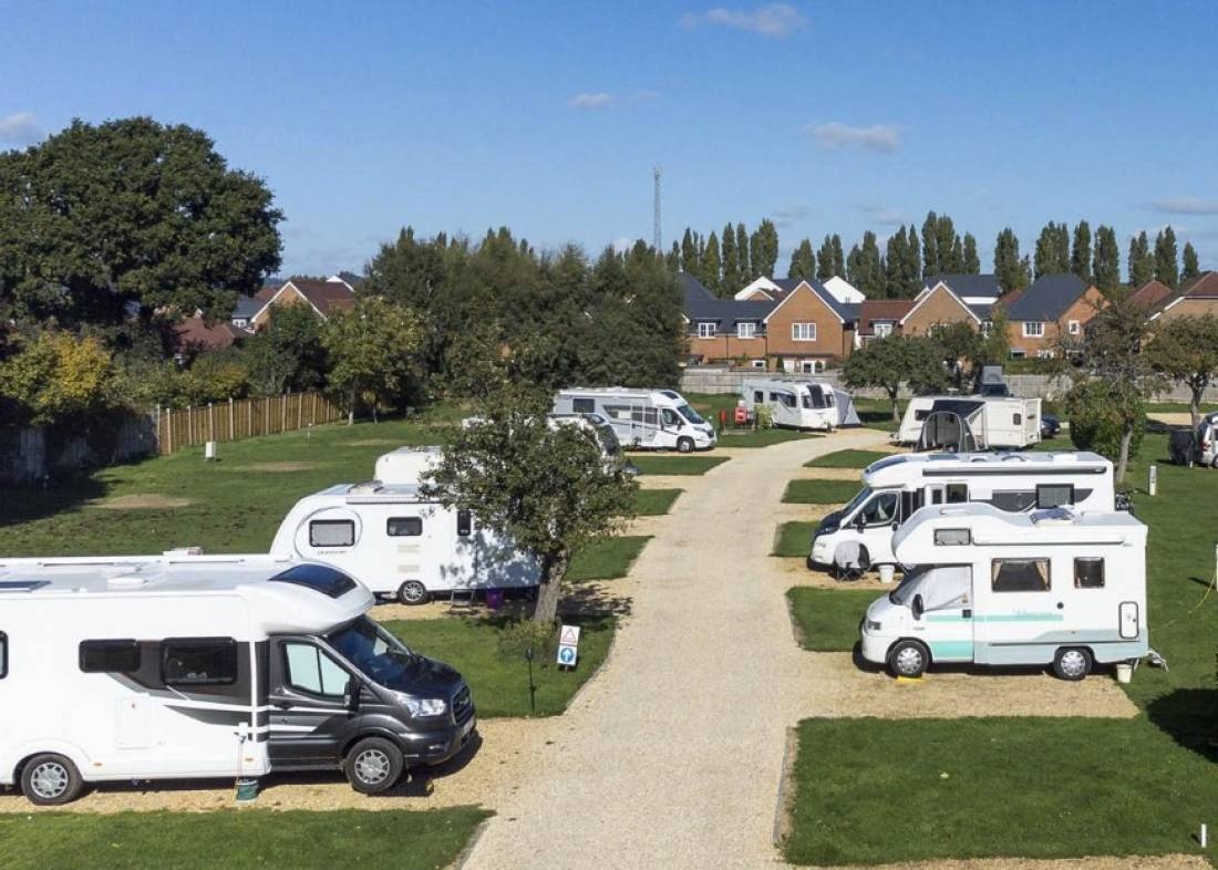 Chichester Camping and Caravanning Club Site — Campingplass in Southbourne