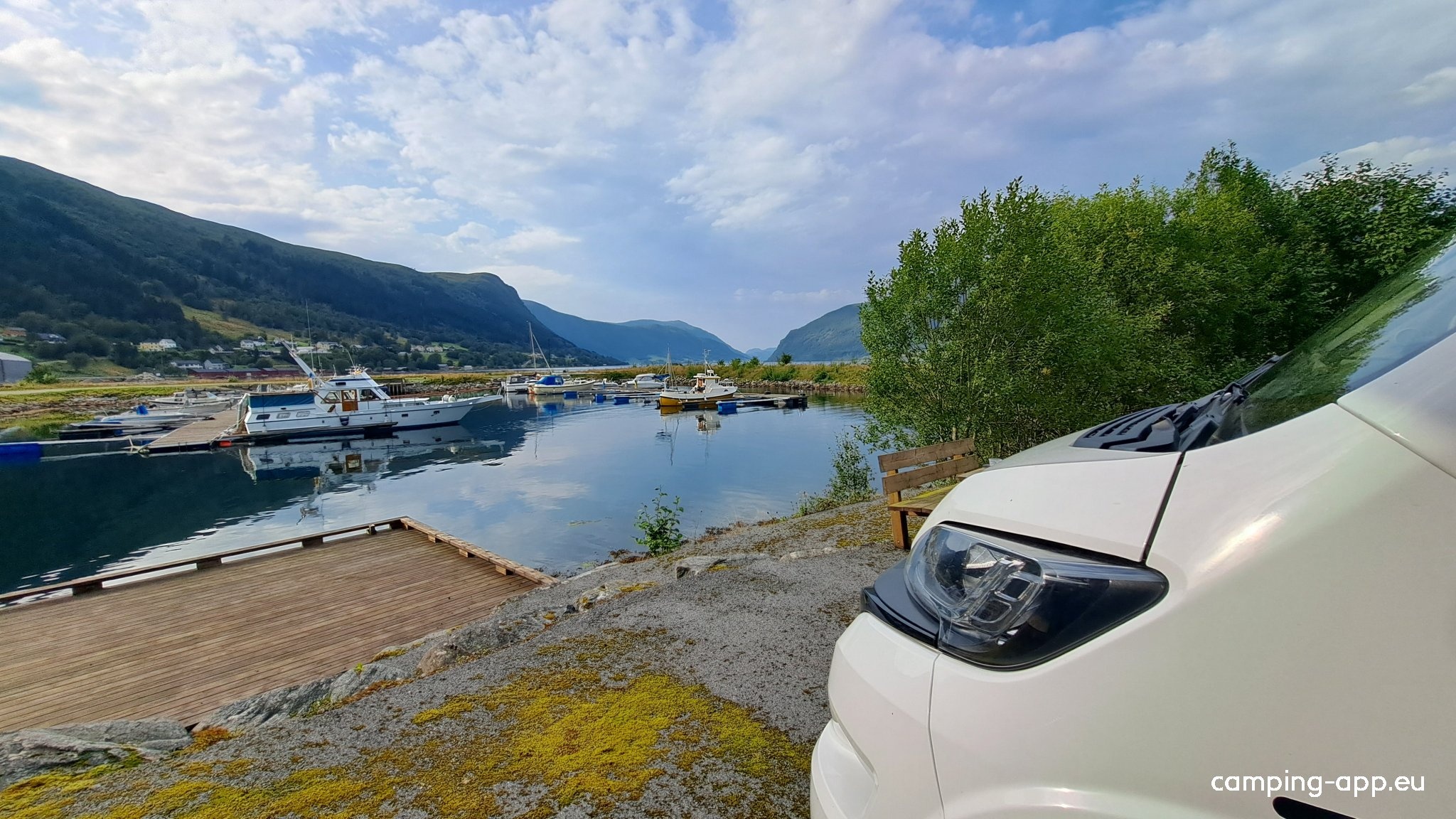 Notaplassen Hamn og Camping — Sp. parking dla kamperów in Syvde