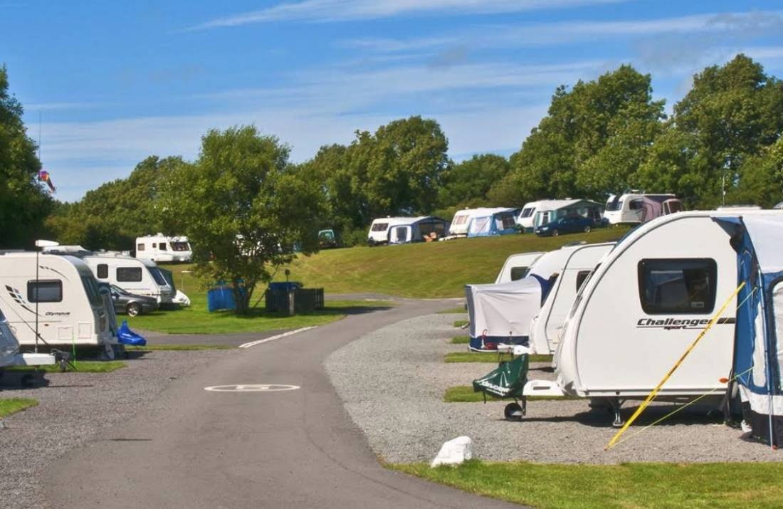 Penrhos Caravan and Motorhome Club Campsite — Area da campeggio in Benllech