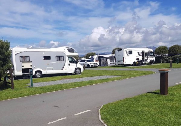 Min y Don Caravan Club Site