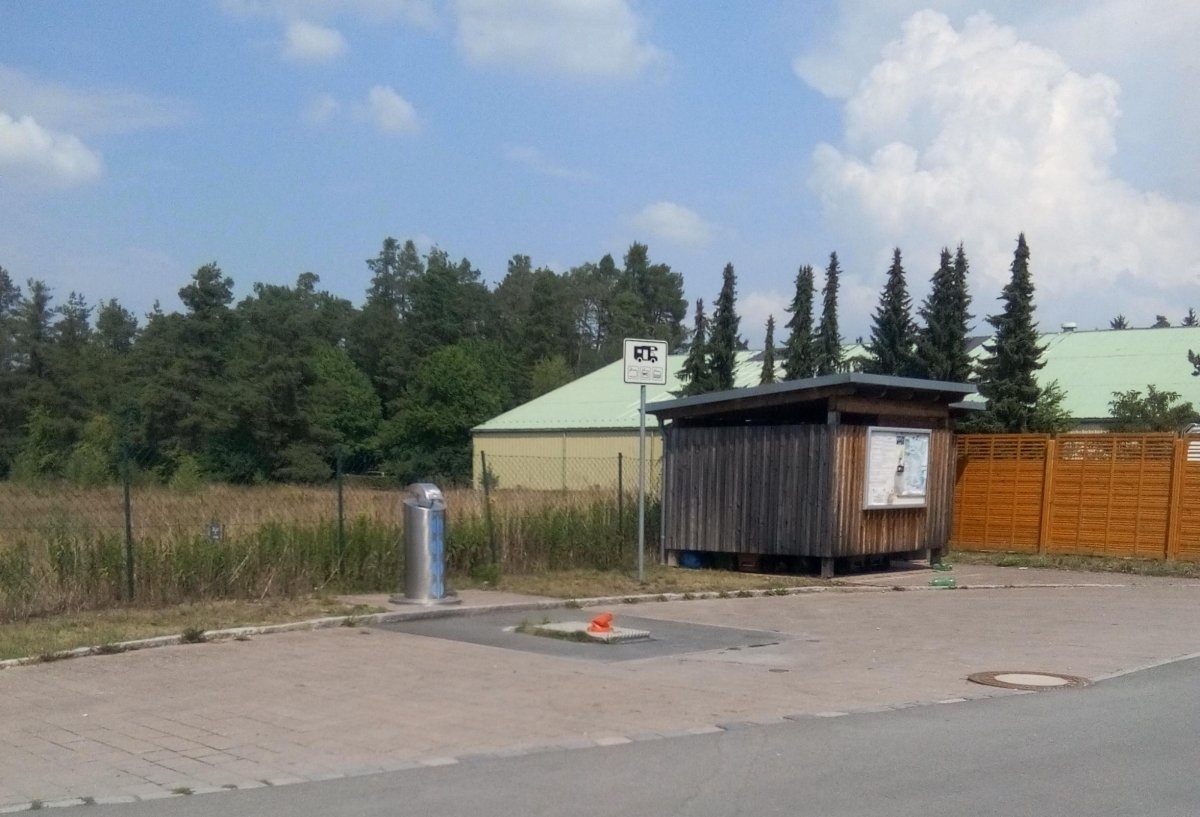 Stellplatz Freibad Feuchtasia Feucht — Karavan Sitesi in Feucht