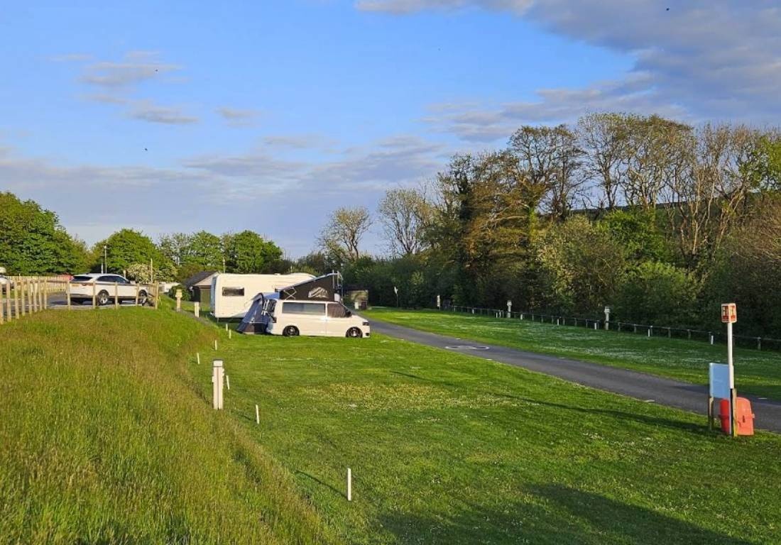 Freshwater East Caravan and Motorhome Club Campsite — Місце для кемпінгу in Pembroke