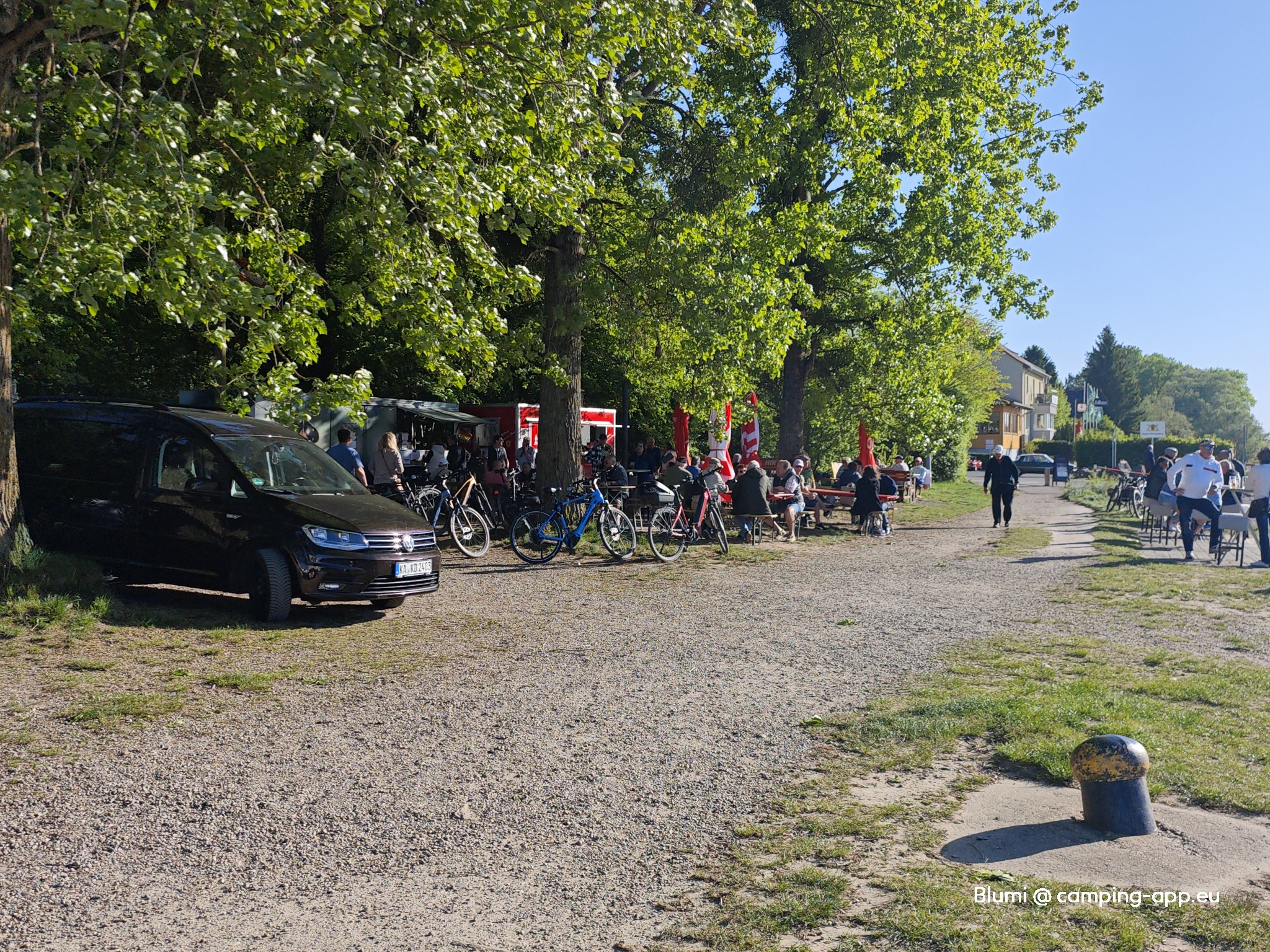 Parkplatz am Rheinufer — Foto 4