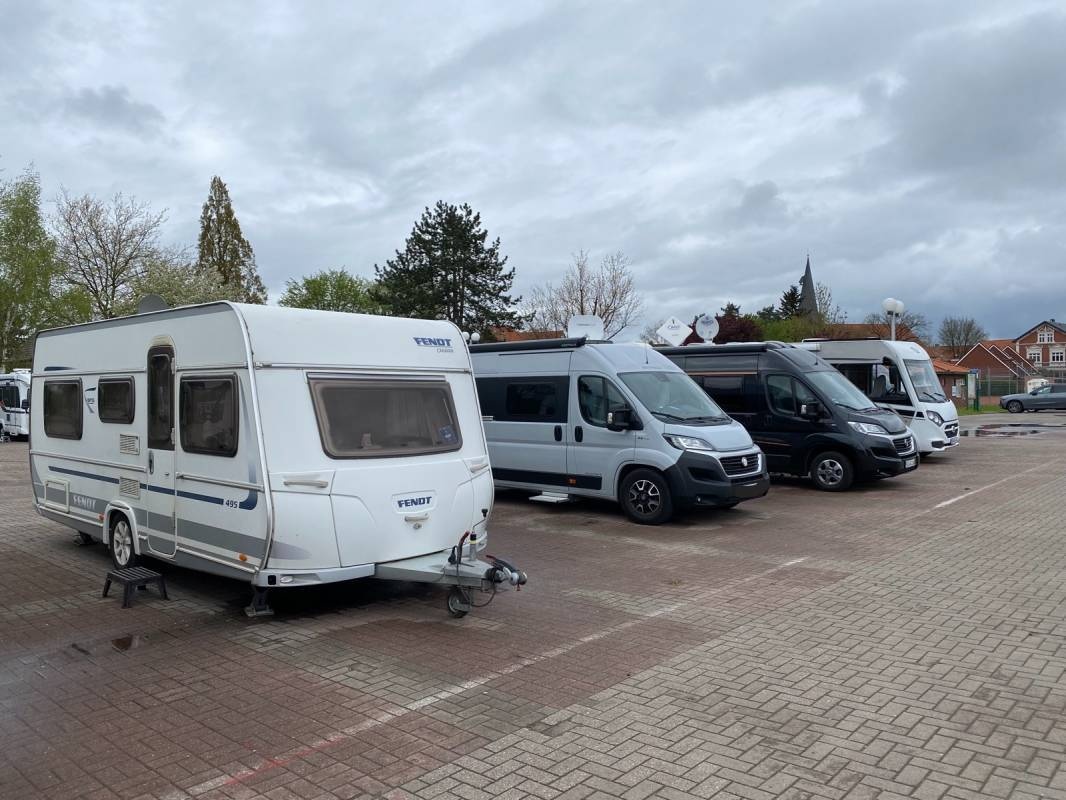 Wohnmobilstellplatz am Festplatz Jork — Karavan Sitesi in Jork