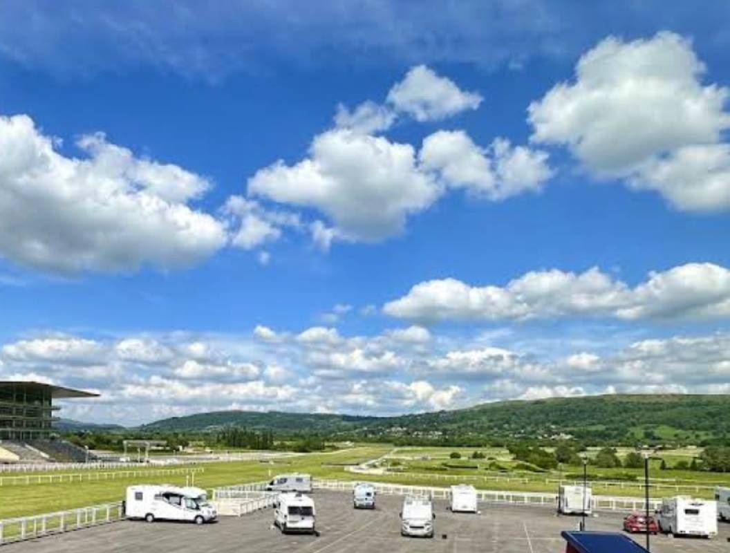 Cheltenham Racecourse Caravan and Motorhome Club Campsite — Kemping in Cheltenham