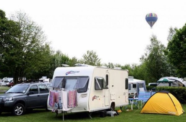 Cirencester Park Caravan and Motorhome Club Campsite — Photo 2