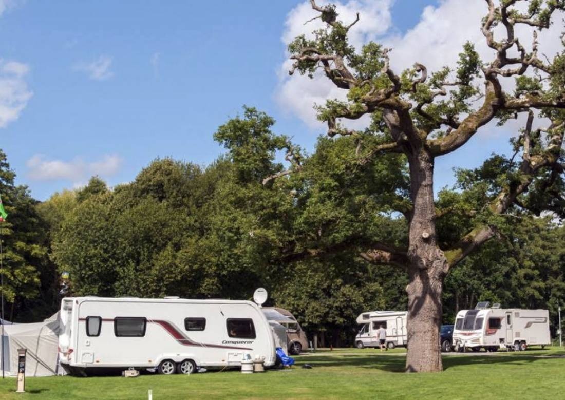 Henley Four Oaks Caravan and Motorhome Club Campsite — 露营地 in Henley-on-Thames