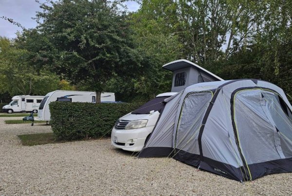 Broadway Caravan and Motorhome Club Campsite — Photo 4