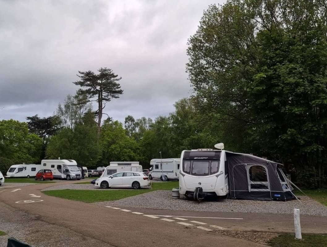 Battle Normanhurst Court Caravan and Motorhome Club Campsite — Campingplass in Battle
