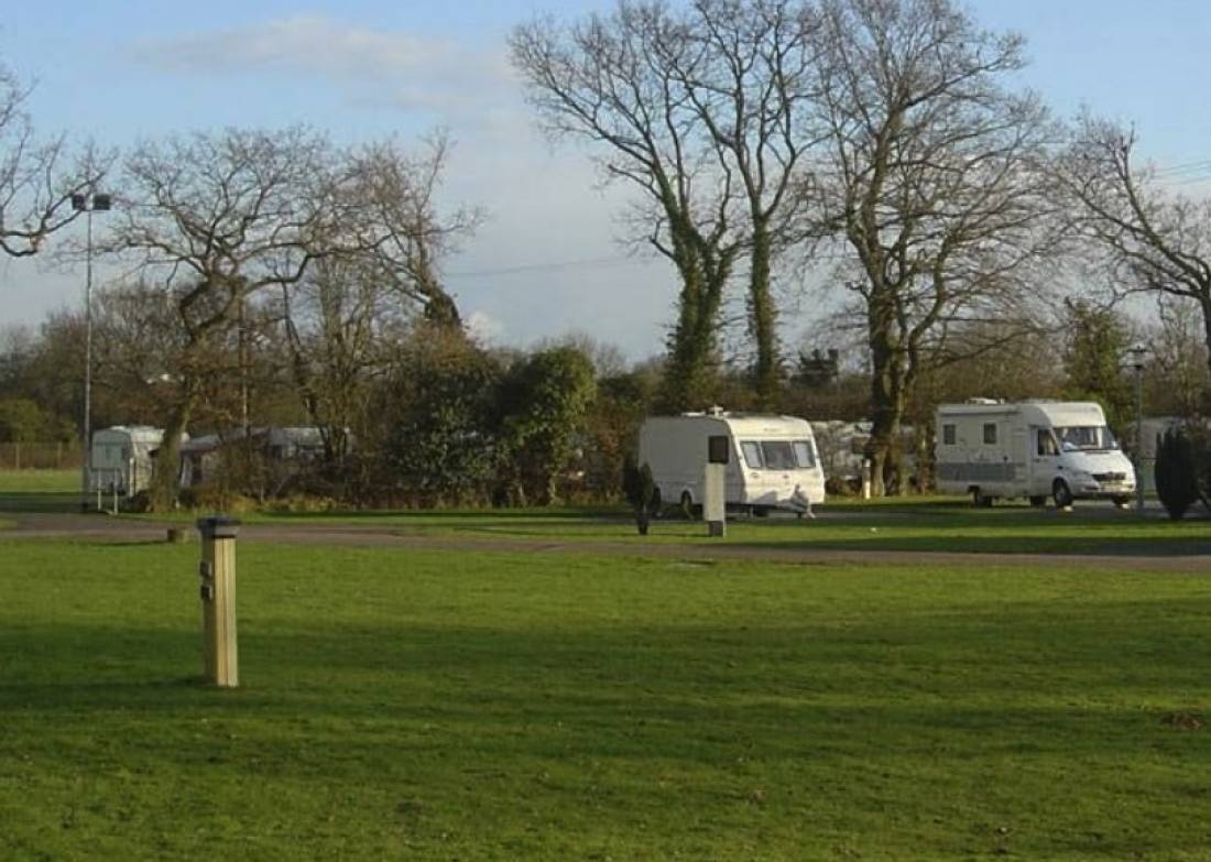 Gatwick Caravan and Motorhome Club Campsite — Cámping in Crawley