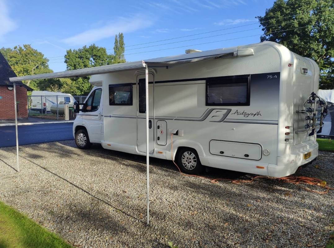 Gatwick Caravan and Motorhome Club Campsite — Cámping in Crawley
