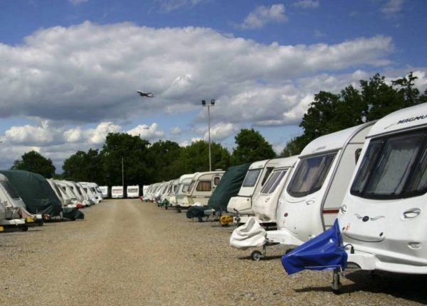 Gatwick Caravan and Motorhome Club Campsite — Photo 3