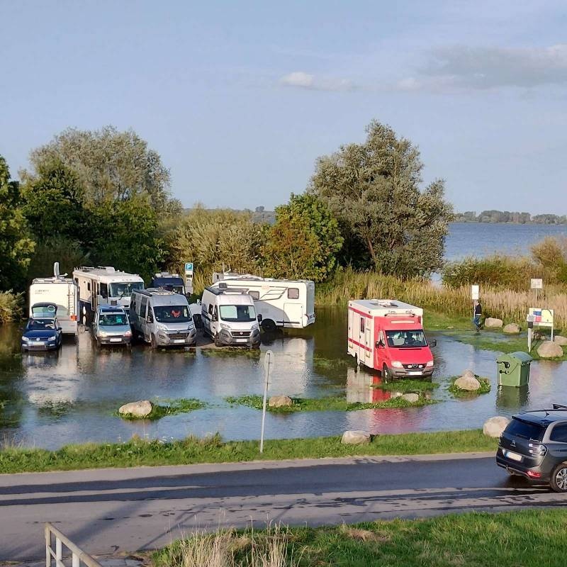 Stellplatz am Elbufer Drochtersen — Karavan Sitesi in Drochtersen