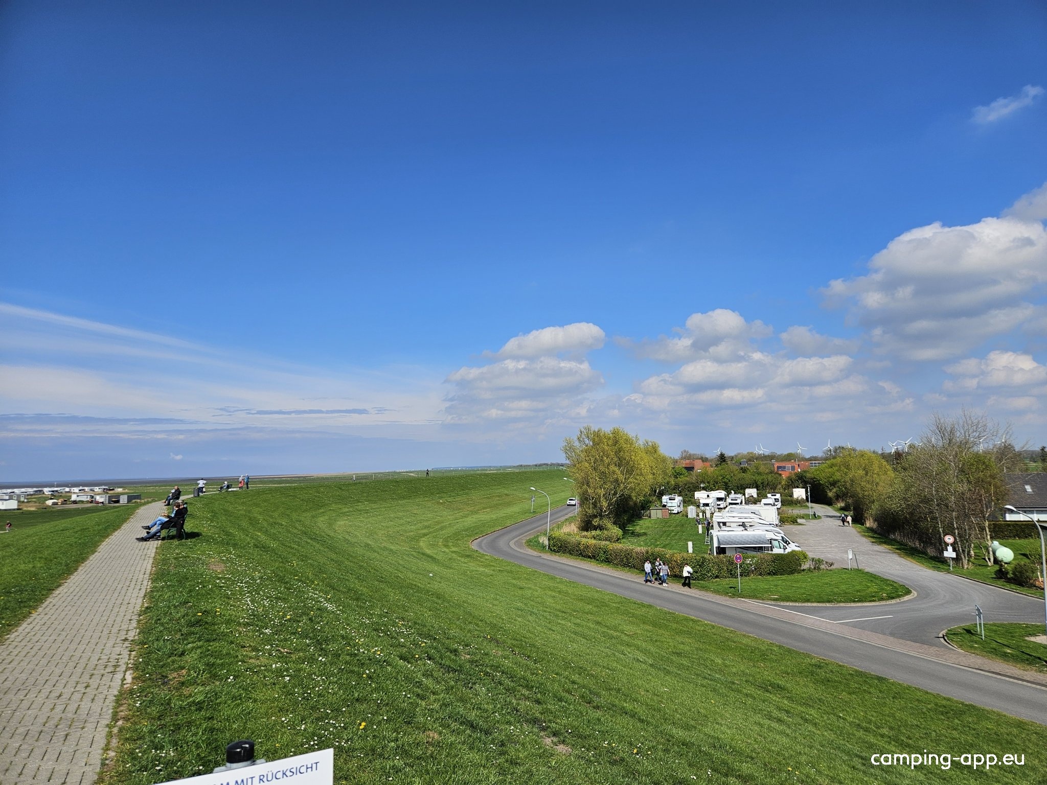 Wohnmobilhafen am Deich — Aire camping car in Wurster Nordseeküste- Dorum-Neufeld