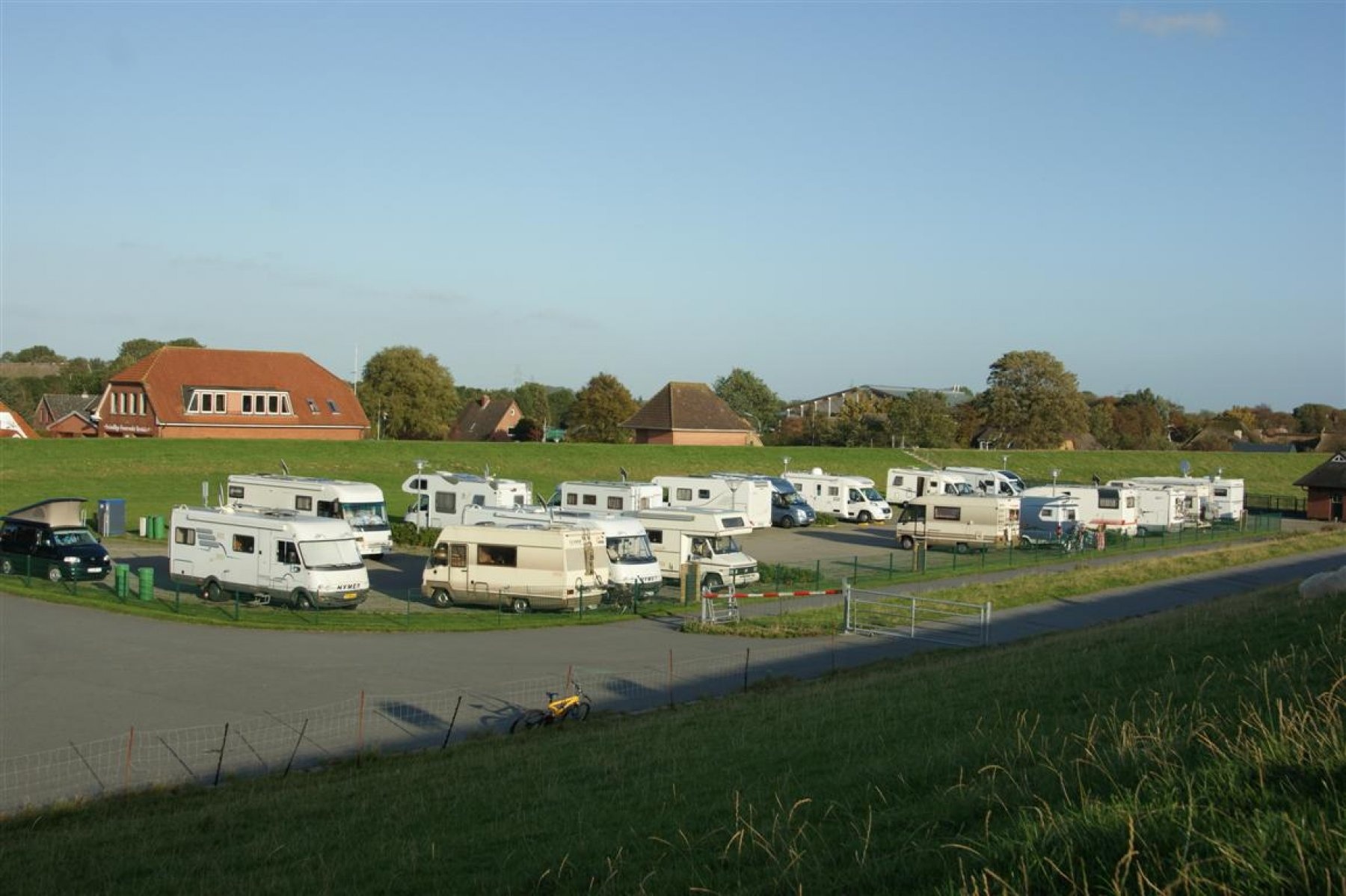 Stellplatz am Elbdeich Brokdorf — Area Autocaravanas in Brokdorf