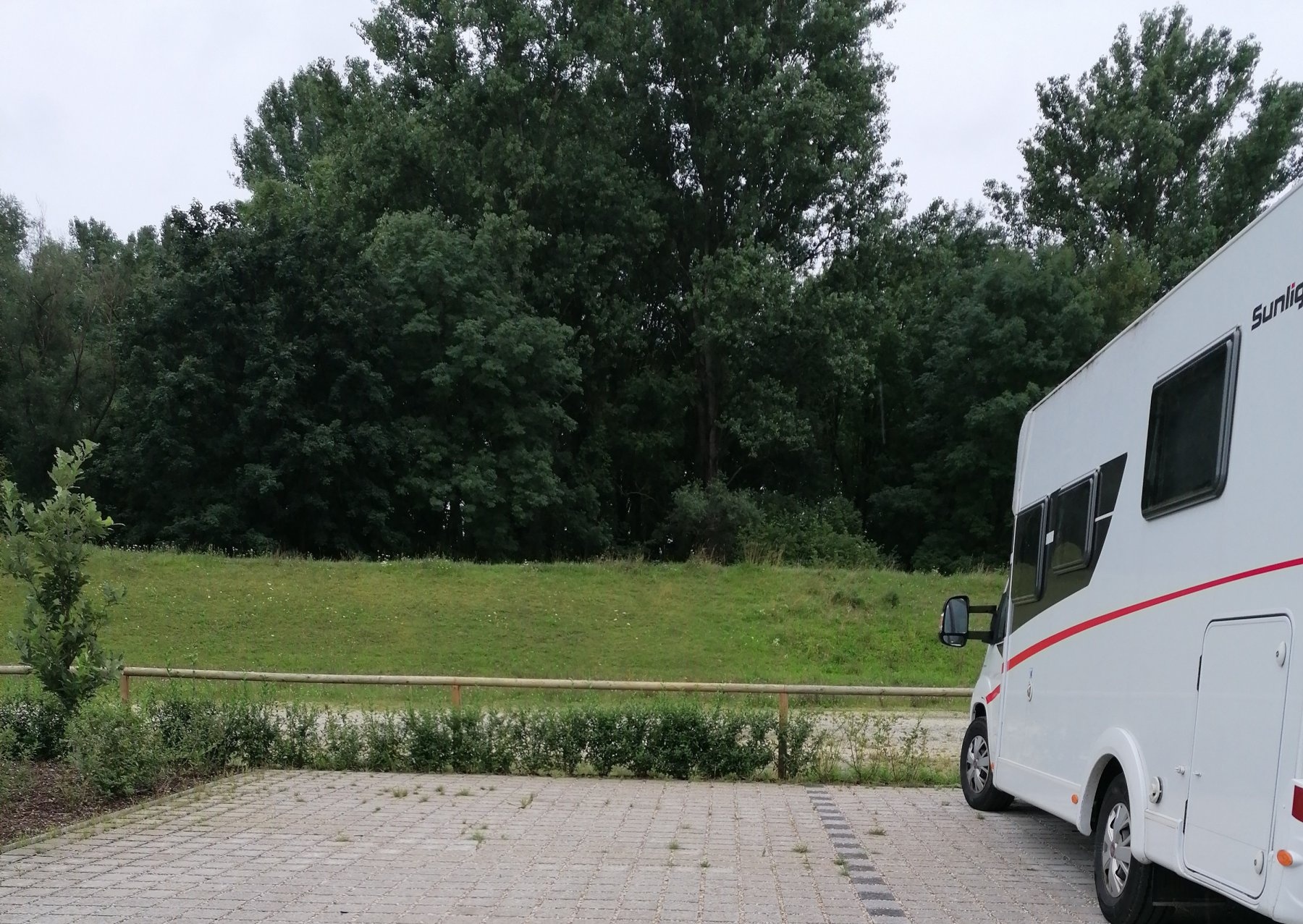 Stellplatz am Festplatz Landau an der Isar — Area di sosta in Landau an der Isar
