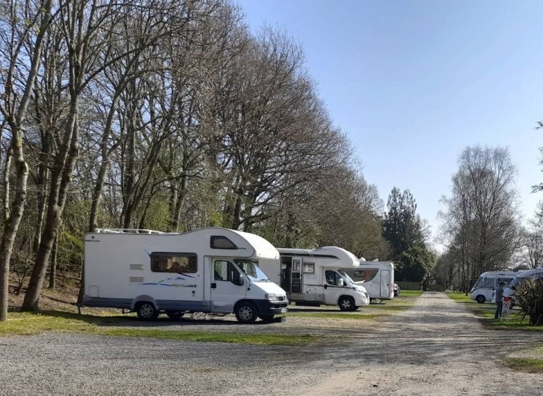 Slinfold Caravan and Motorhome Club Campsite — Місце для кемпінгу in Horsham