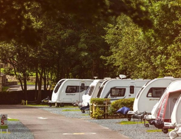 Hawes Caravan and Motorhome Club Campsite — Photo 3