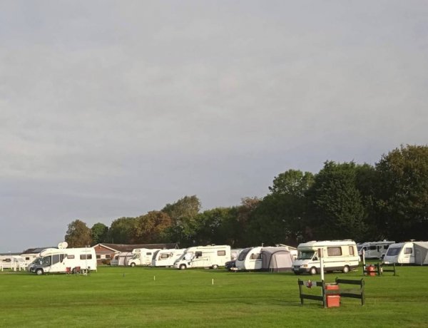 Thirsk Racecourse Caravan and Motorhome Club Campsite — Photo 2