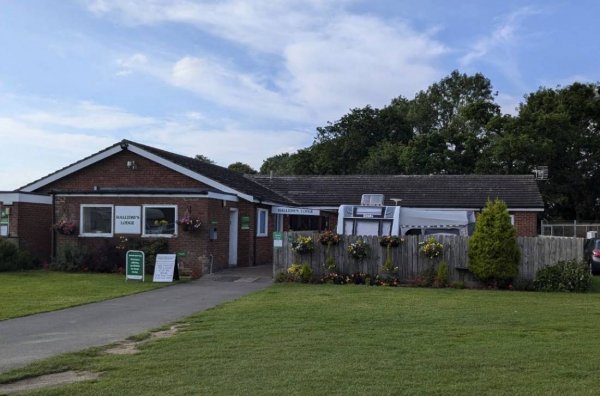 Thirsk Racecourse Caravan and Motorhome Club Campsite — Photo 4