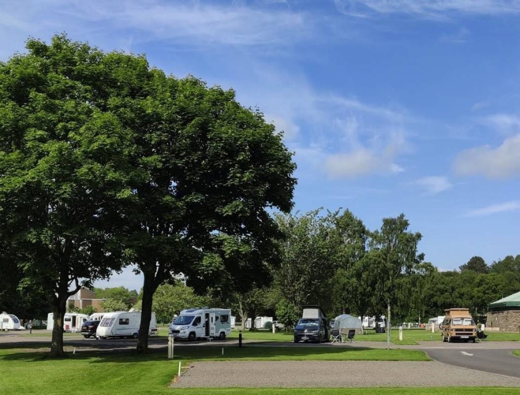 Forfar Lochside Caravan and Motorhome Club Campsite — Campingplats in Forfar