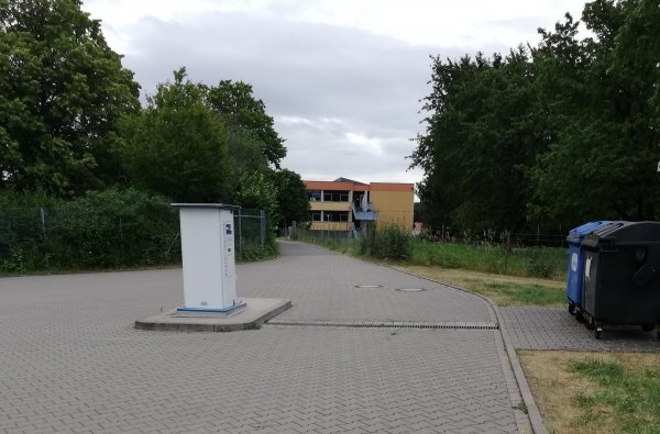 Stellplatz am Frei- und Hallenbad Hofheim im Unterfranken — Karavan Sitesi in Hofheim in Unterfranken