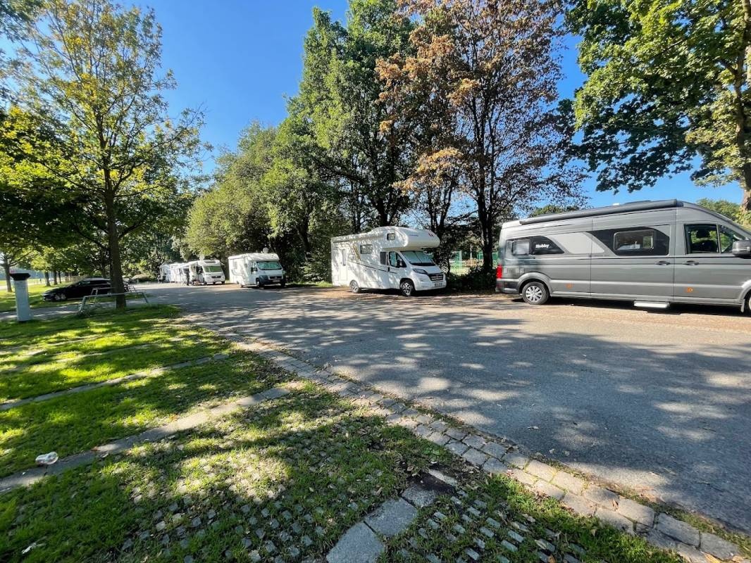 Übernachtungsparkplatz Herrenhäuser Gärten Hannover — Estacionamento noturno in Hannover