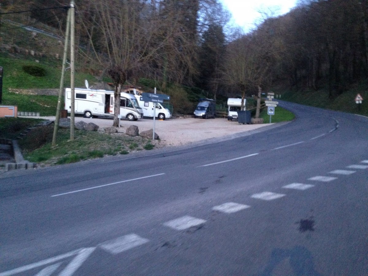 Stellplatz Val-de-Virieu — Ställplats in Val-de-Virieu