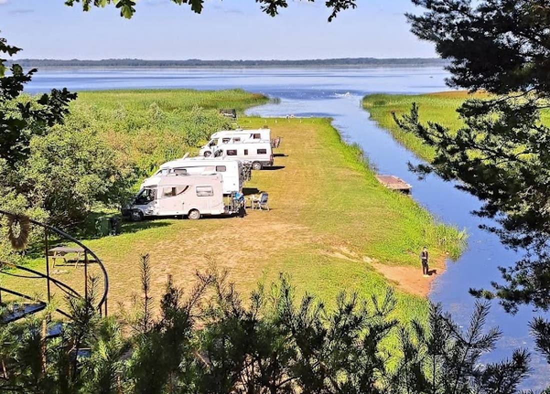 Ezerpriedes — Kamp yeri in  Burtnieku pagasts, Burtnieku novads