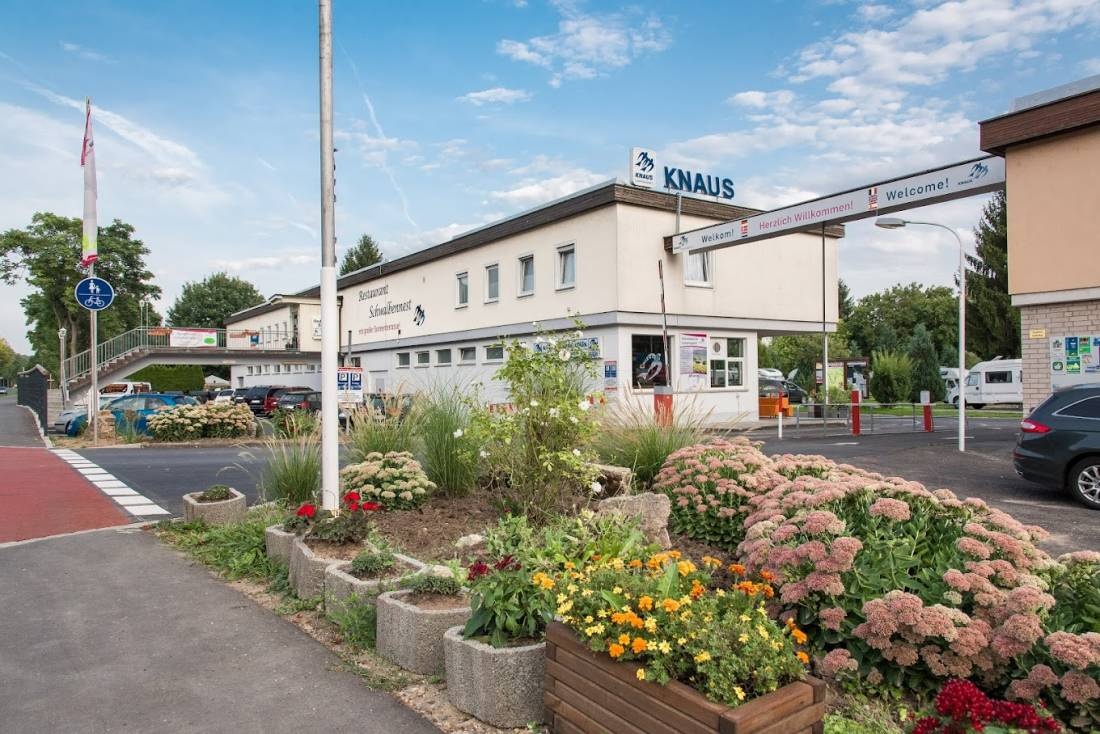 Stellplatz am KNAUS Campingpark Frickenhausen — Area Autocaravanas in Frickenhausen am Main