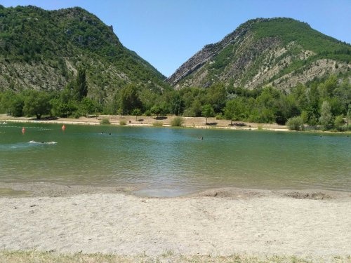 Plan d'Eau du Pas des Ondes — Sítio para autocaravanas in Cornillon-sur-l'Oule,  Auvergne-Rhône-Alpes
