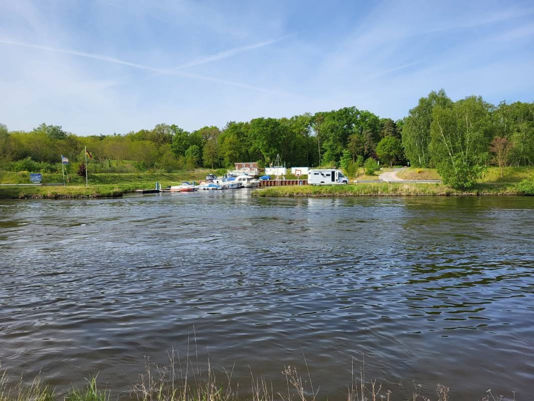 Stellplatz am Sportboothafen Calvörde — Camperplads in Calvörde