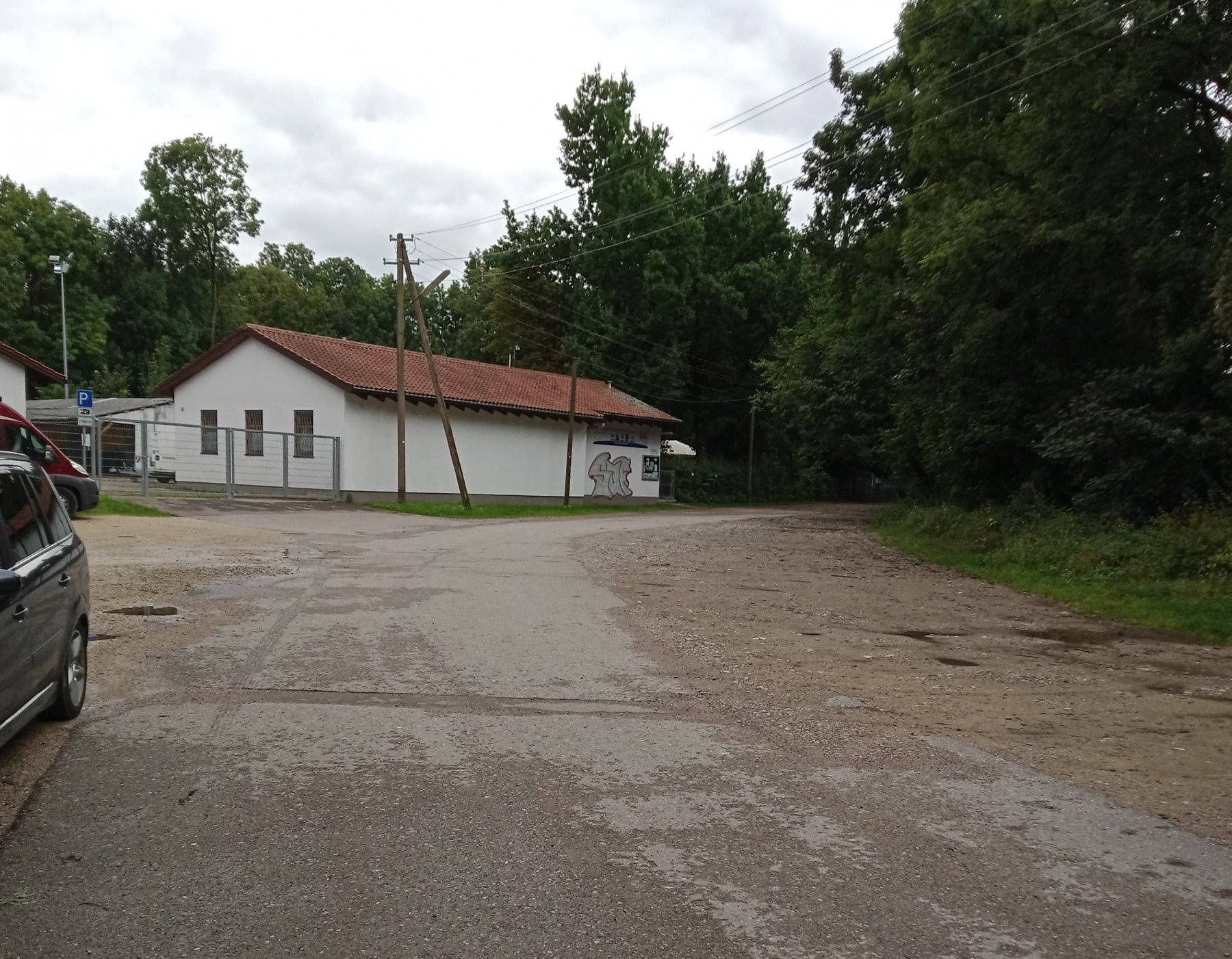 Stellplatz an den Amperauen — Sp. parking dla kamperów in Olching