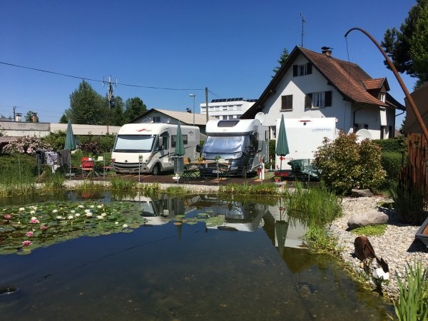 Stellplatz bei Familie Mathis — Area Autocaravanas in Dornbirn