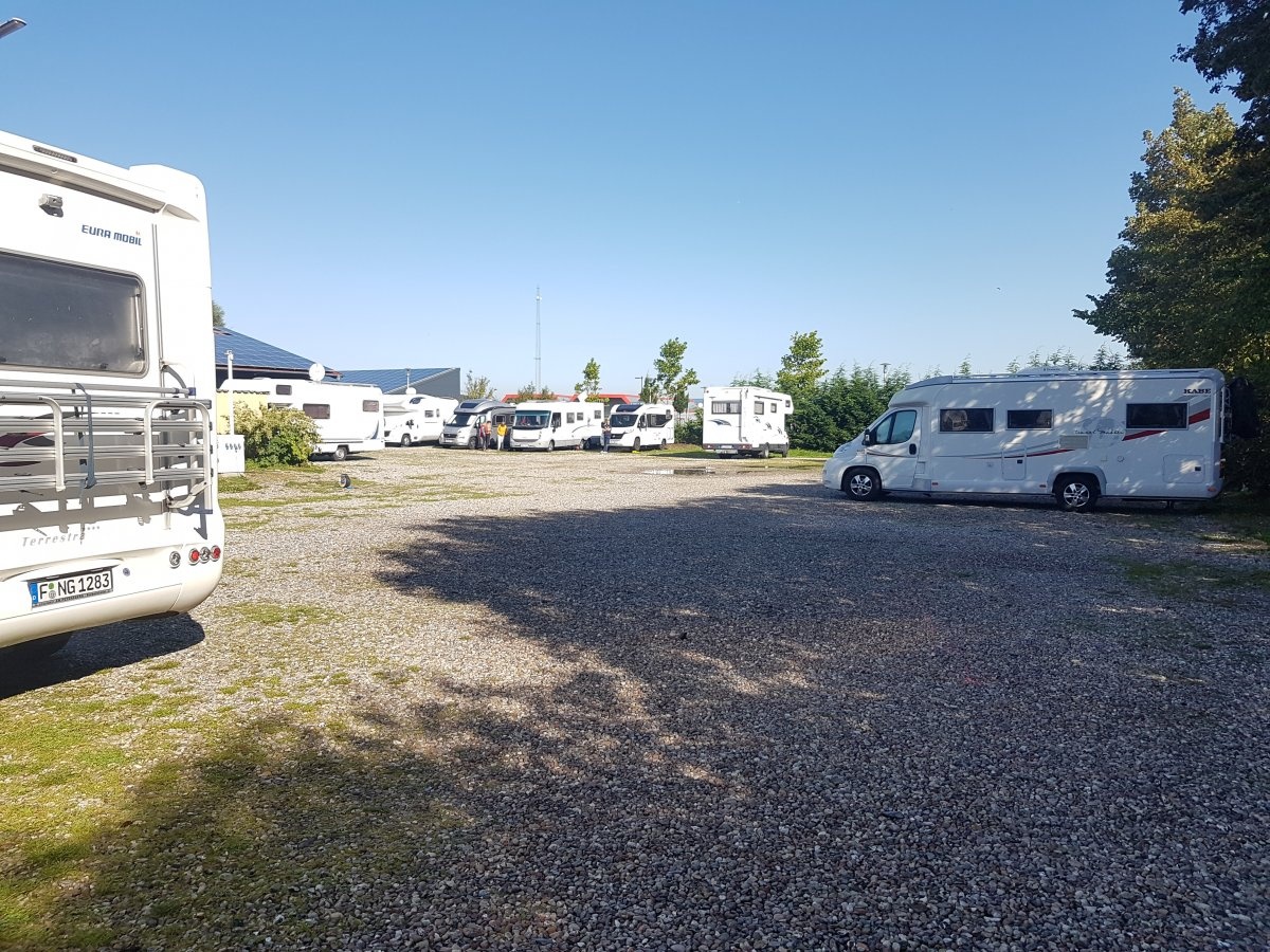 Stellplatz bei HWH Hintz Fehmarn Burg — Sítio para autocaravanas in Fehmarn-Burgstaaken