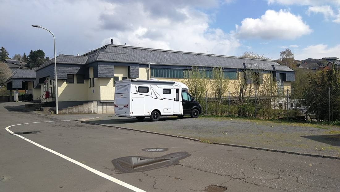 Wohnmobilstellplatz Markt- und Messeplatz Hillesheim  — Camperplaats in Hillesheim (Eifel)