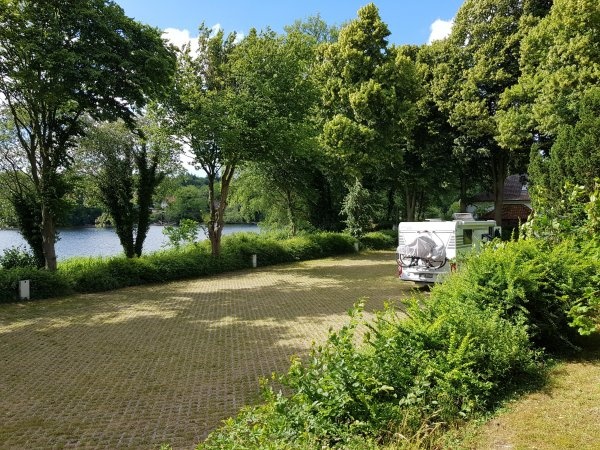 Stellplatz am Waldschwimmbad Lensahn — Karavan Sitesi in Lensahn