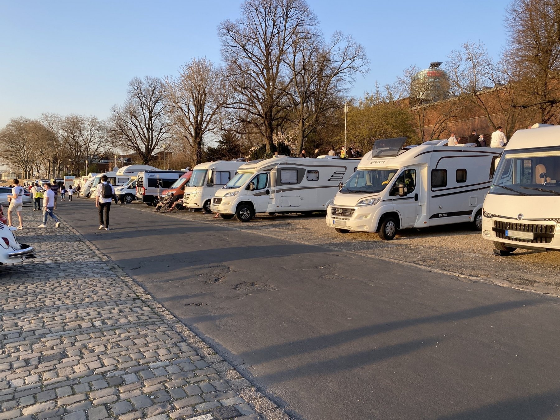 Übernachtungsparkplatz Rheinterrasse Düsseldorf — Gecelik park yeri in Düsseldorf
