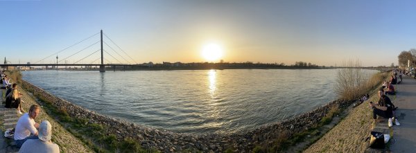 Übernachtungsparkplatz Rheinterrasse Düsseldorf — Fotoğraf 2