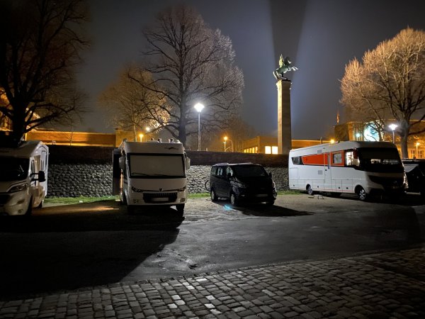 Übernachtungsparkplatz Rheinterrasse Düsseldorf — Fotoğraf 3