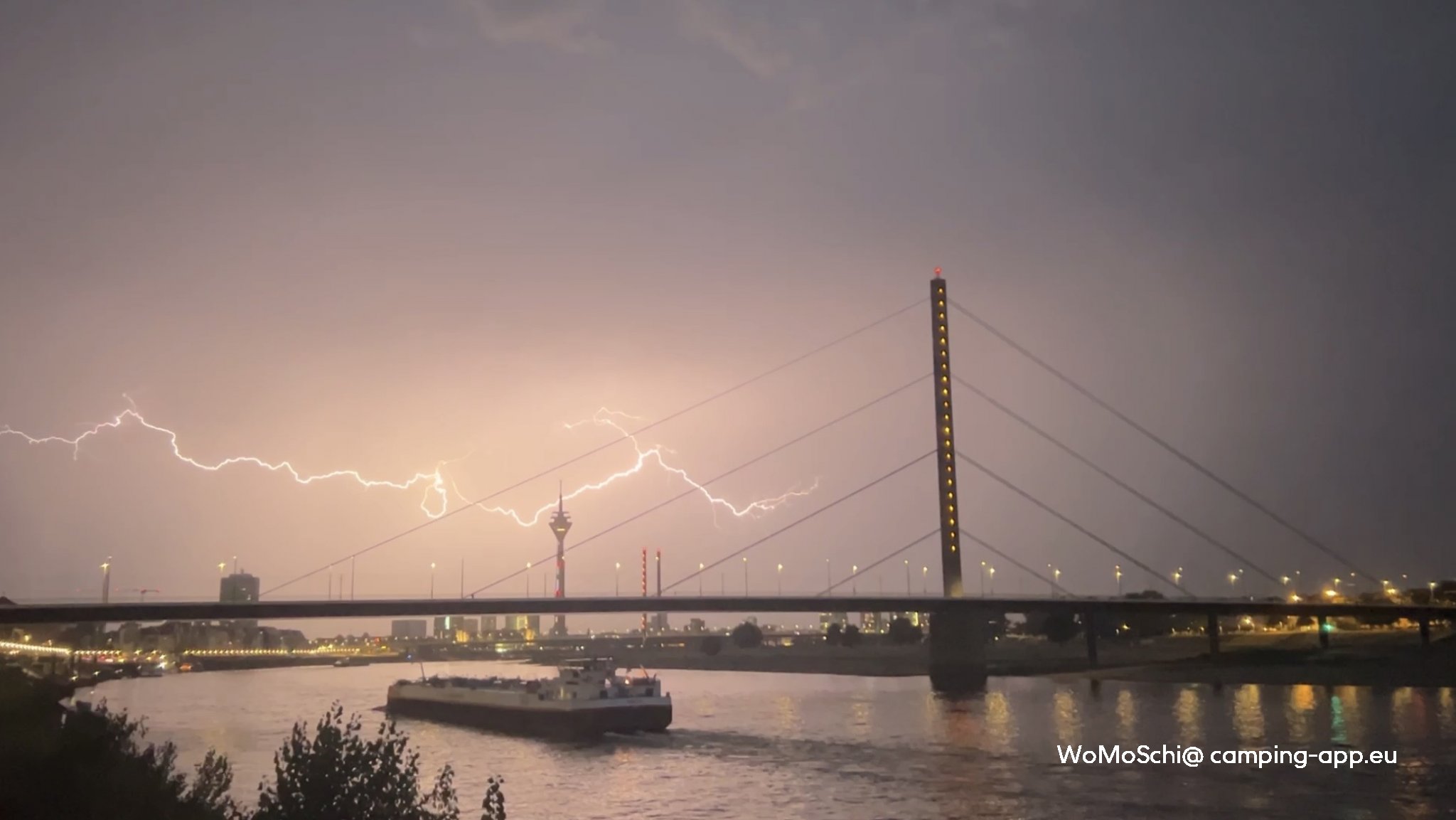 Übernachtungsparkplatz Rheinterrasse Düsseldorf — Foto 2