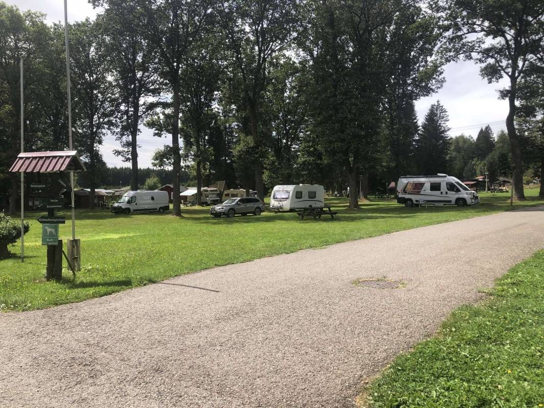 Wohnmobil-Ferienpark Großbreitenbach — Kamp yeri in Großbreitenbach