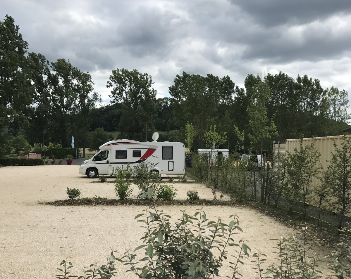 Aire de camping car de Saint Medard de Presque — Area Autocaravanas in Saint-Médard-de-Presque