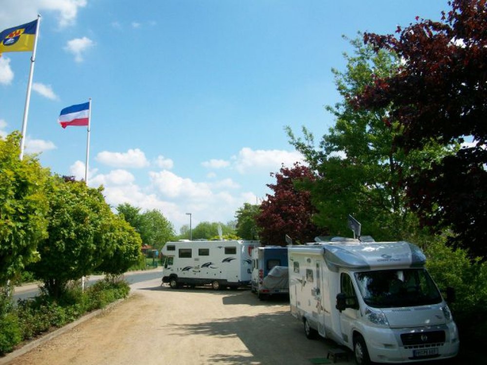 Stellplatz am Freibad Kellinghusen — Area Autocaravanas in Kellinghusen