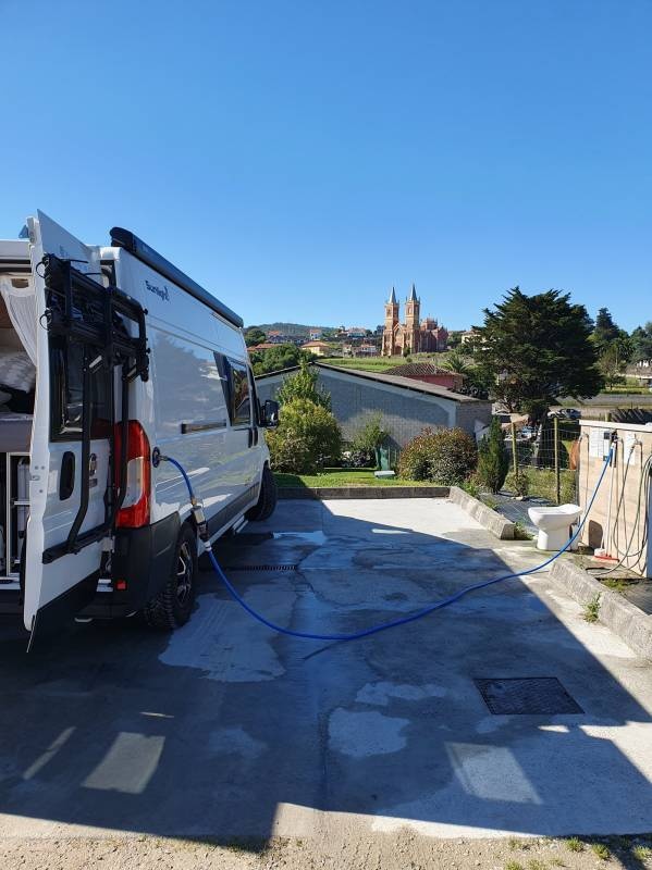 Área Autocaravanas LAS HAZAS — Місце для кемперів in Cóbreces