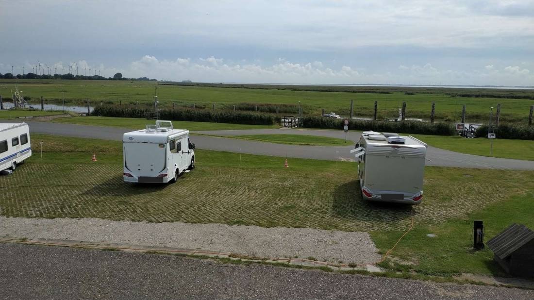 Stellplatz am Sportboothafen Neufeld — Karavan Sitesi in Marne