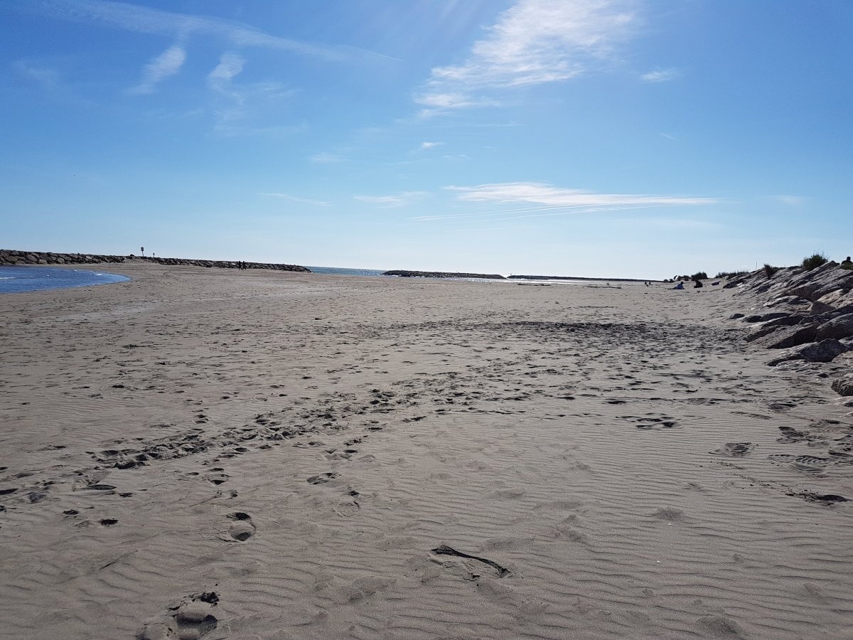 Aire de Camping-Cars Plage Ouest — Ställplats in Saintes-Maries-de-la-Mer, Frankreich