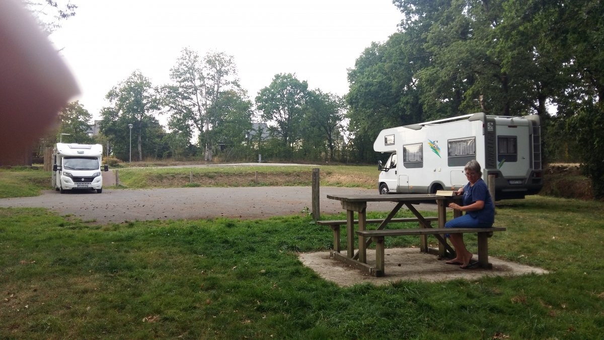 Stellplatz Mauron Ortsrand — Camperplads in Mauron