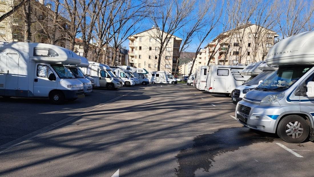 Área de Autocaravanas de Jaca — Місце для кемперів in Jaca