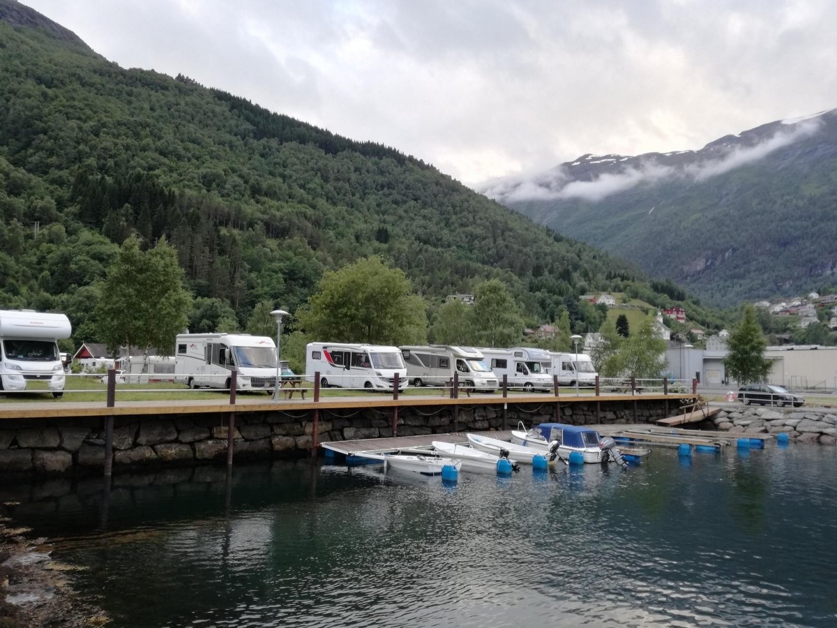Stadheimfossen Camping & Hytter — Campingplads in Hellesylt